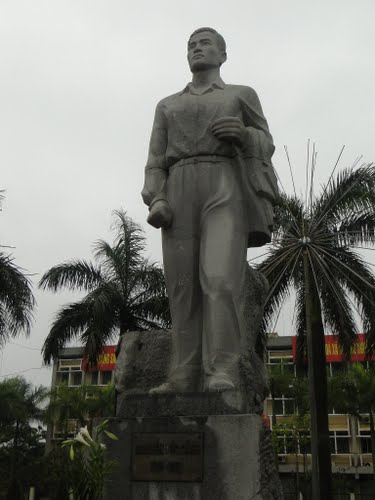 Tượng đài Nguyễn Đức Cảnh